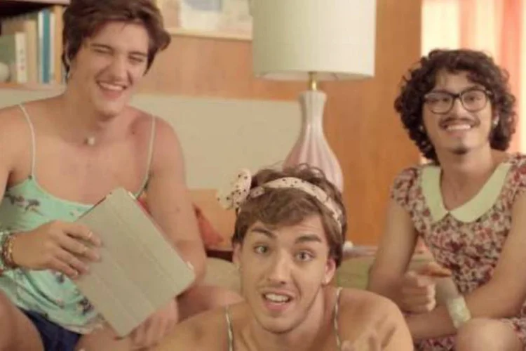 Papéis invertidos na nova campanha de Cookies Bauducco (Reprodução/Youtube)