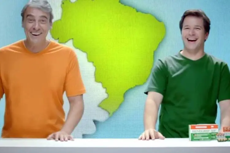 Alexandre Borges e Murilo Benício estrelam campanha de Benegrip: filme traz cenas dos atores conversando sobre comprimidos verde e amarelo que agem em dupla (Reprodução/YouTube/Hyper marcas)