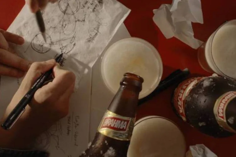 Campanha da Brahma: filme foge do clichê e apresenta momentos importantes que podem nascer em uma mesa de bar (Reprodução)