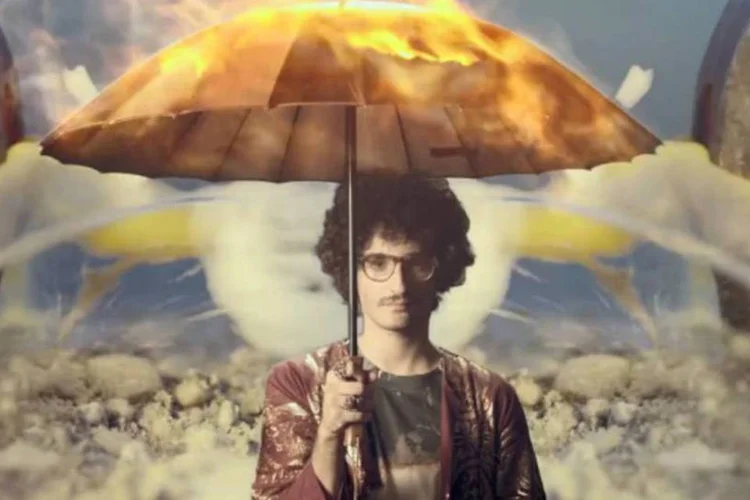 Campanha do Burn: o webfilm de estreia mostra um rapaz que segue o coração e leva junto com ele uma multidão de pessoas (Reprodução/YouTube/burn br)