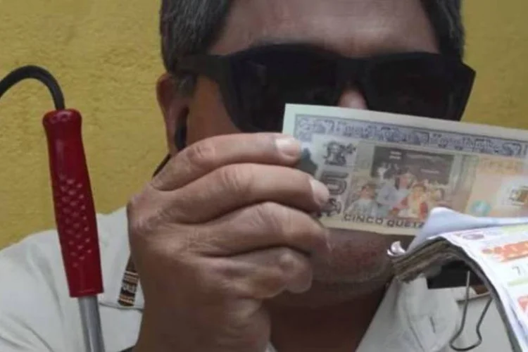 
	&quot;&Oacute;culos m&aacute;gicos&quot; le&ecirc;m e informam valor de c&eacute;dulas a pessoas cegas
 (Reprodução/Youtube)