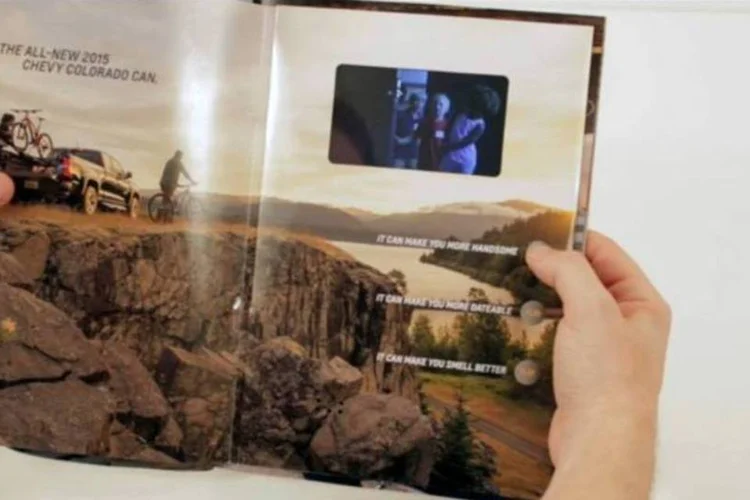 Campanha da Chevrolet com vídeo em revista de papel (Reprodução/Adage)