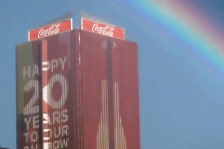 Campanha da coca-cola na África do Sul: marca, em parceria com a agência FCB da África do Sul, criou um arco-íris de verdade para comemorar a nação que agora vive livre do Apartheid (Reprodução/Coca-Cola)