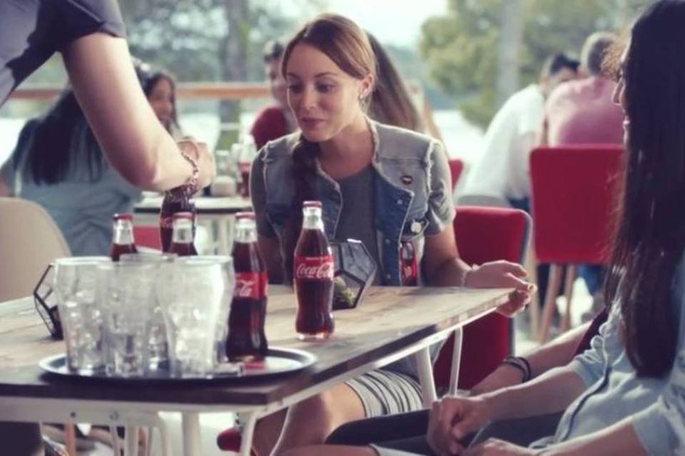 Coca-Cola transforma garrafas com mágica em novo comercial