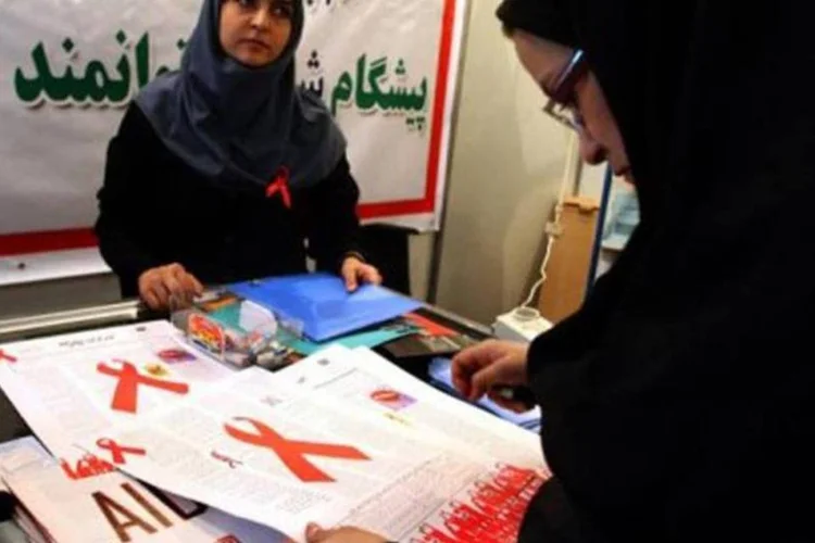 
	Iraniana l&ecirc; panfleto sobre a Aids: o aiatol&aacute; acabou com as aspira&ccedil;&otilde;es das 30 mulheres inscritas como candidatas ao Minist&eacute;rio do Interior para as elei&ccedil;&otilde;es de 14 de junho
 (Atta Kenare/AFP)