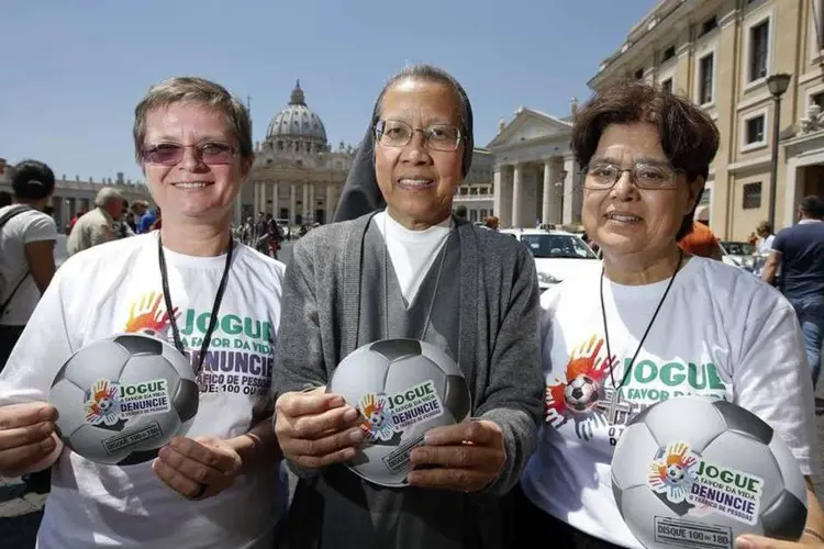 Freiras Gabriella Bottani, Estrella Castalone e Carmen Sammut com camisetas da campanha internacional "Jogue em Favor da Vida", que pede a denúncia do tráfico humano (Tony Gentile/Reuters)
