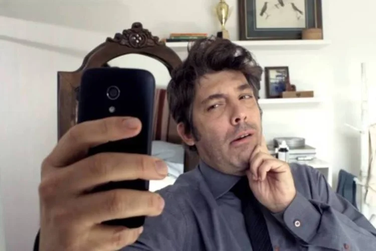 
	Invas&atilde;o: &ldquo;Hoje n&atilde;o s&oacute; os filhos, mas os pais j&aacute; est&atilde;o conectados&quot;, diretor de marketing da Claro
 (Reprodução/YouTube)