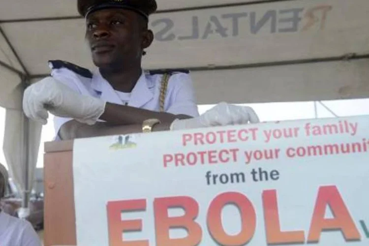 Controle sanitário no aeroporto internacional de Lagos: Nigéria não possui mais pacientes com ebola em observação (Pius Utomi Ekpei/AFP)
