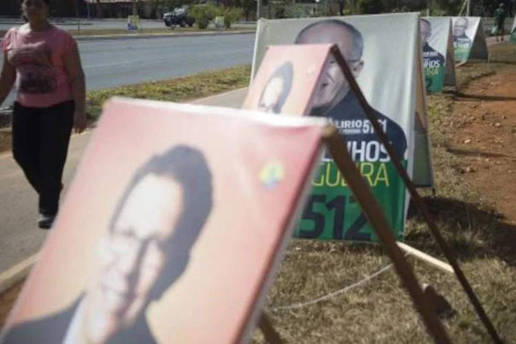 Cavaletes, bonecos e cartazes são permitidos durante a campanha eleitoral, desde que não dificultem o bom andamento do trânsito de pessoas e veículos (Marcelo Camargo/Agência Brasil)