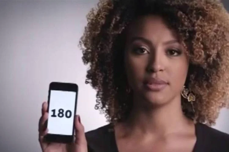 
	&quot;Eu ligo 180&quot;: campanha quer mostrar import&acirc;ncia da den&uacute;ncia de casos de viol&ecirc;ncia contra a mulher
 (Reprodução/YouTube/Agnelo Comunicação)