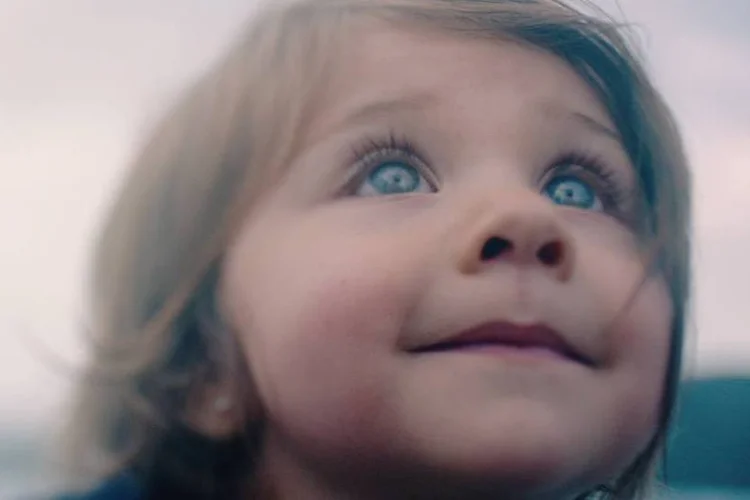 Campanha Ford: o filme “Bebê” faz uma analogia da criança que desenvolve a capacidade para dominar seus primeiros passos com o controle eletrônico da marca. (Reprodução/Youtube)