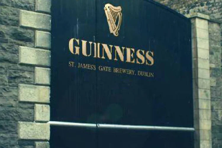 Guinness: comercial dá espaço aos atuais funcionários e o processo de produção da bebida (Reprodução/YouTube)