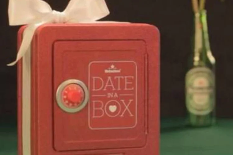 Campanha da Heineken para o dia dos namorados: internauta que for desafiado pela namorada precisa publicar no Instagram sua declaração de amor com a hashtag #DateInABox (Reprodução/YouTube/Heineken)