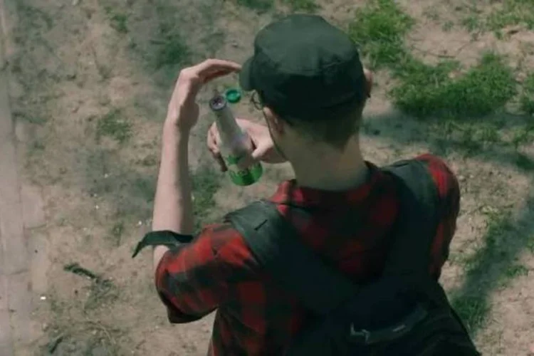 
	Campanha da Heineken: ao segurar a garrafa, ela come&ccedil;a a vibrar e a tampa acende uma luz vermelha, com uma seta que aponta o caminho do museu da cervejaria
 (Reprodução/ Youtube)