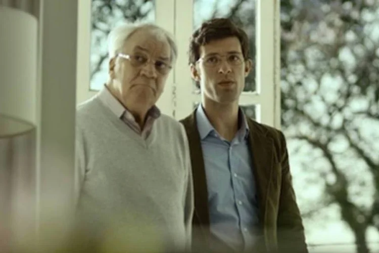 No comercial, filho apresenta seu consultório médico ao pai  (Reprodução)
