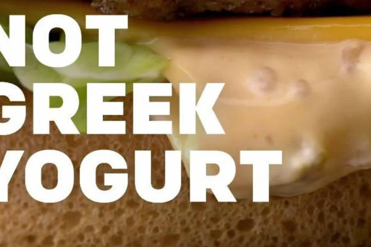 "Unapologetic": locutor diz frases como "vegetarianos, desviem o olhar", "isso não é um iogurte grego" e "isso nunca será couve" (Reprodução/YouTube/McDonalds)