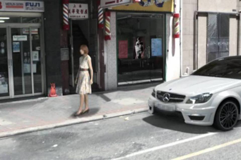 Em nova campanha da Mercedes, personagem "escapa" do Google Street View