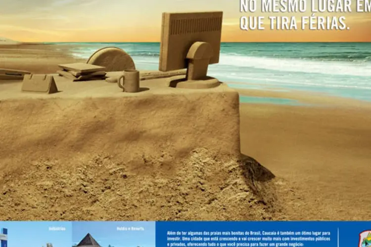 Em página dupla, o anúncio demonstra o sonho de ter um escritório na praia (Divulgação/AdNews)