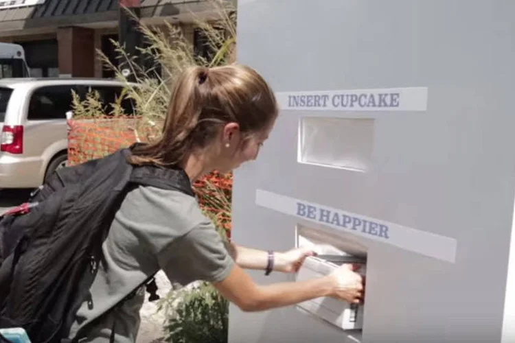 
	Campanha &quot;Pague com um Cupcake&quot; da Zappos, no Texas: as pessoas deveriam inserir seus cupcakes no espa&ccedil;o indicado e esperar por um presente surpresa
 (Reprodução)