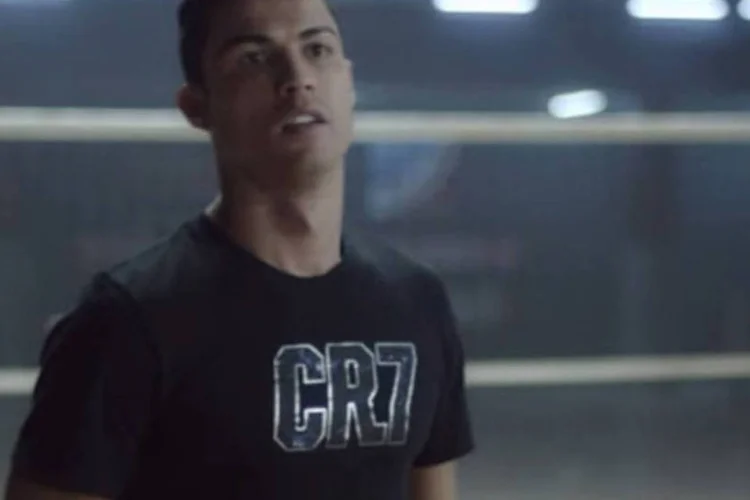 Campanha da Samsung: para engajar ainda mais os fãs da marca, a Samsung vai sortear 100 viagens internacionais para assistir uma partida de 3 dos 11 jogadores deste super time (Reprodução/YouTube)