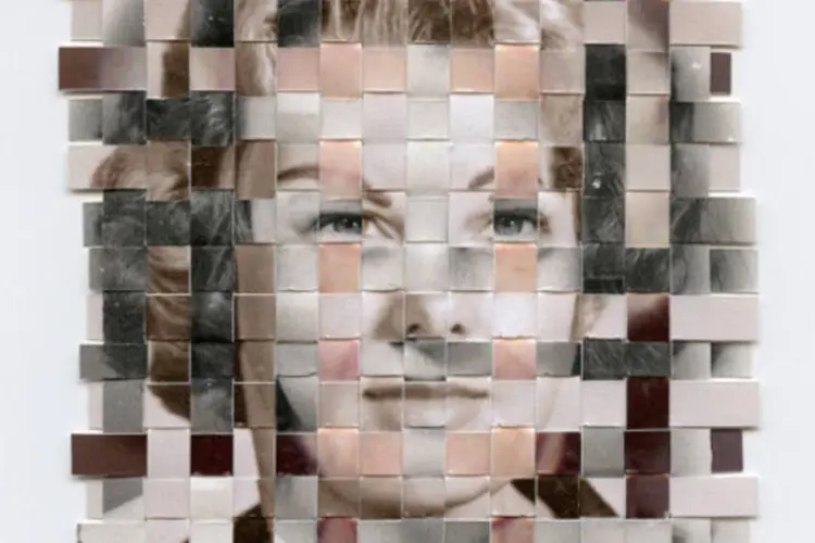 Os anúncios mostram um mosaico formado pelos rostos de três pessoas que se complementam. Em seguida, o texto explica: “Doar sangue é estar ligado para sempre com quem você ajudou”.  (Divulgação)