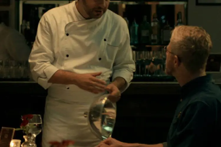 Campanha do Santander: filme de TV se passa em um restaurante (Reprodução/YouTube/Santander Brasil)