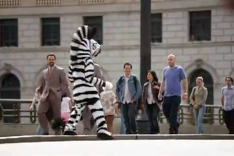 Campanha para pedestre paulistano agora tem o Homem-Zebra