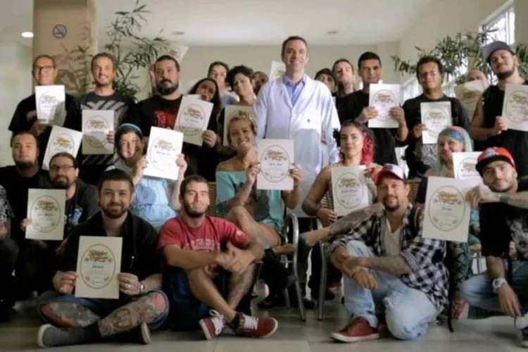 Campanha com tatuadores: o câncer de pele é o tipo mais comum da doença (Reprodução/YouTube/Ogilvy Brazil)