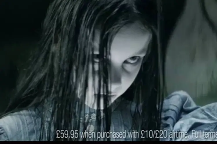 No vídeo, fantasma mostra um celular com a mensagem "Perder nossas ofertas irá aterrorizar você" (Reprodução)