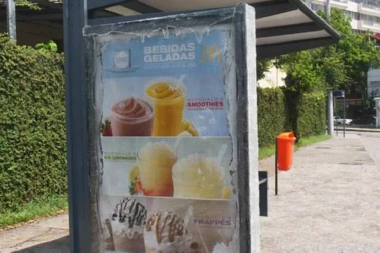 
	Campanha do McDonald&#39;s: quando uma pessoa entrava no abrigo, o sensor detectava sua presen&ccedil;a e fazia com que o copo se enchesse com Smoothie
 (Divulgação)