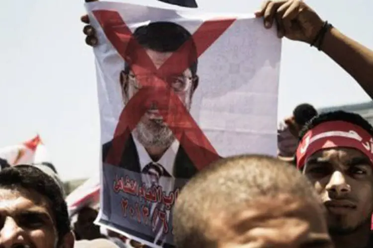 
	Mursi pediu aos altos comandantes militares e aos soldados que cumpram a Constitui&ccedil;&atilde;o e a lei e n&atilde;o respondam ao&nbsp;&quot;golpe&quot;&nbsp;e que evitem envolver-se no derramamento de sangue
 (©afp.com / Gianluigi Guercia)