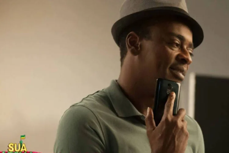 Seu Jorge em campanha da LG : ideia foi representar todo o Brasil, as classes sociais, a essência das regiões e seus povos e o clima de festa e alegria que embala o país (Reprodução)