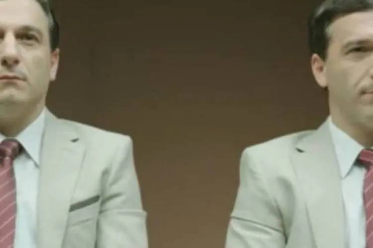 Beldent combate preconceito com pesquisa ao vivo: gêmeos foram vestidos de maneira muito parecida e tinham apenas uma diferença - um deles estava mastigando chiclete (Reprodução/YouTube)