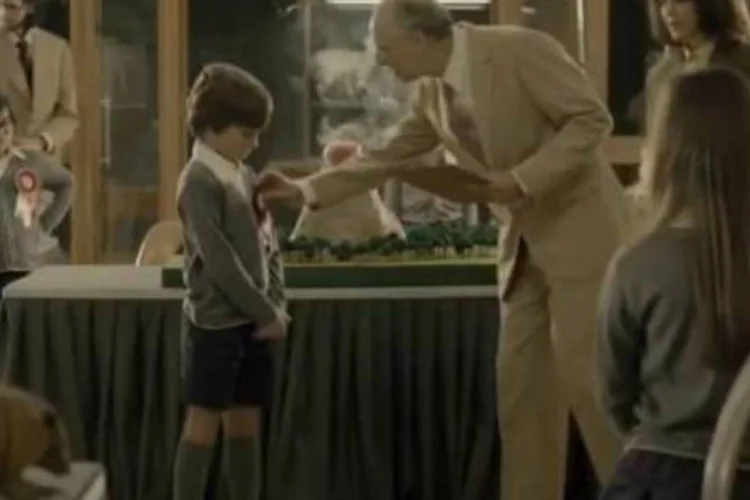 Comercial do Mitsubishi Lancer: primeiras cenas do filme são na infância, numa premiação escolar na feira de ciências (Reprodução/YouTube)
