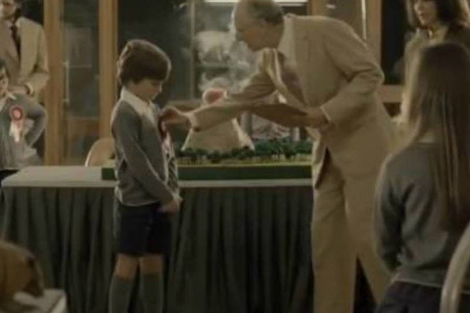 Comercial do Mitsubishi Lancer: primeiras cenas do filme são na infância, numa premiação escolar na feira de ciências (Reprodução/YouTube)