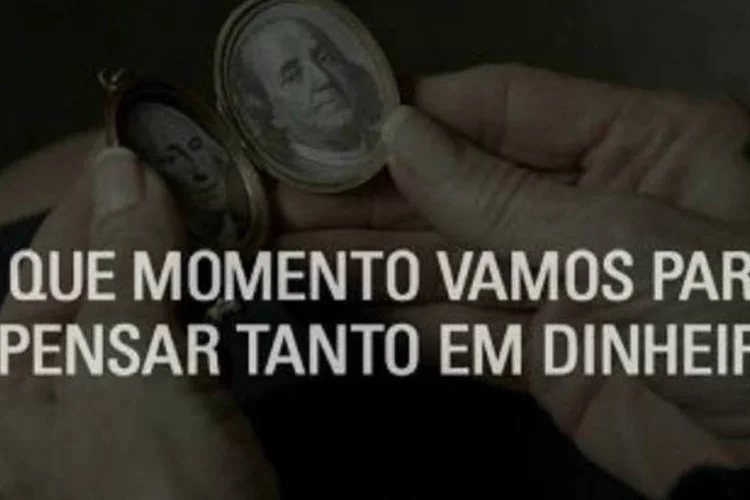 Comercial do HSBC: com pergunta “em que momento vamos parar de pensar tanto em dinheiro?”, quarto filme da série mostra, em tom de ironia, que dinheiro não sai da cabeça das pessoas (Reprodução)