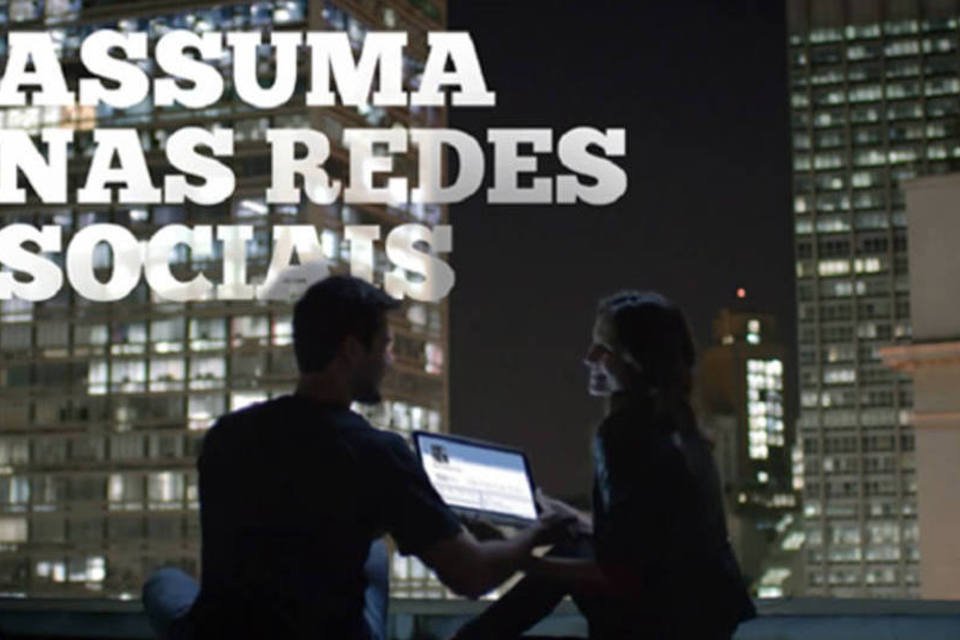 Campanha pede que casais assumam namoro no Facebook