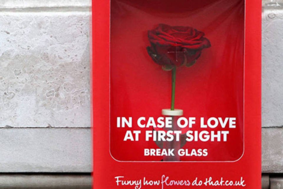 Em caso de amor à primeira vista quebre o vidro, diz anúncio