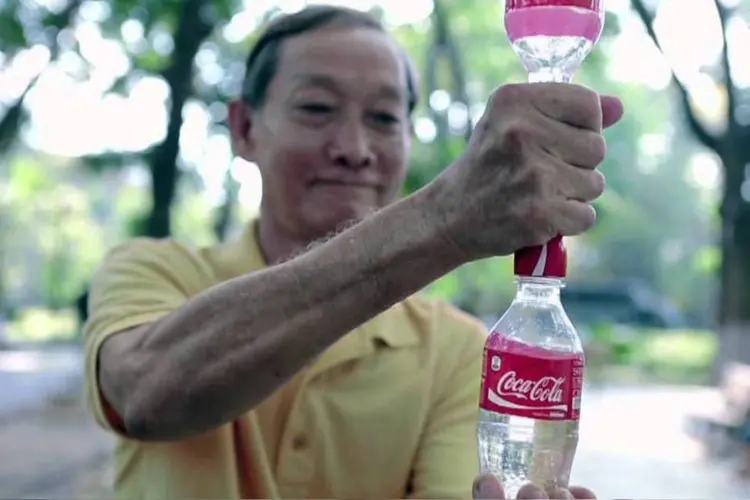 
	Coca Cola d&aacute; segunda vida &agrave; embalagens: tampas foram distribu&iacute;das gratuitamente
 (Divulgação/Coca-Cola)