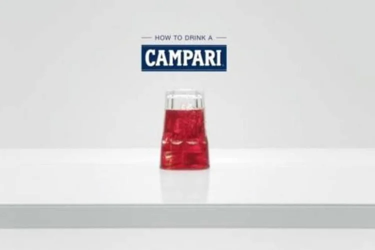 
	&quot;How to drink a Campari&quot; mostram engenhosas estrat&eacute;gias de uma mulher para tomar um copo da bebida sem derrubar uma gota
 (Reprodução/YouTube)