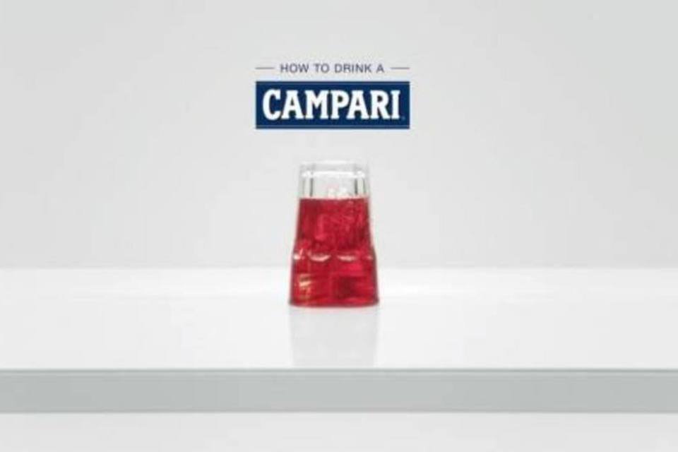 A forma mais engenhosa (e bela) de beber um copo de Campari