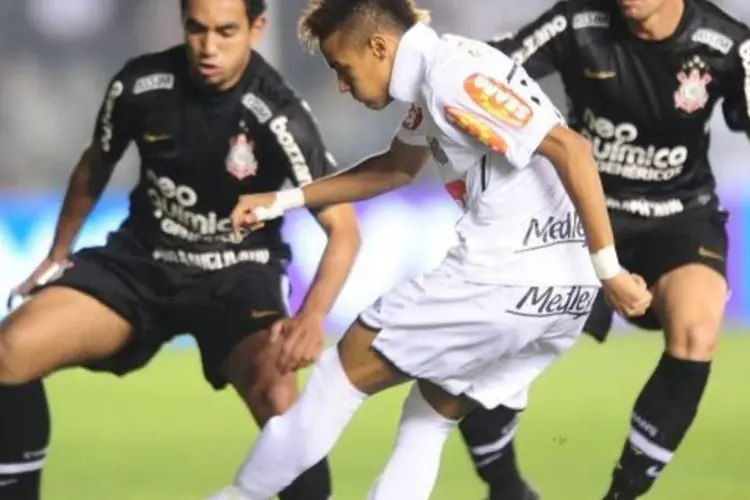 Neymar, do Santos, durante jogo entre Santos 2 x 3 Corinthians, partida válida pelo Campeonato Brasileiro 2010 (Renato Pizzutto/Placar)