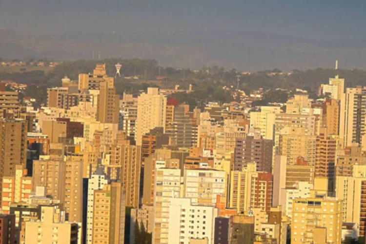 
	Campinas: ve&iacute;culo despencou do Viaduto Miguel Vicente Cury, ao lado do Terminal Central de &ocirc;nibus da cidade, sobre um carro com dois ocupantes, que sa&iacute;ram ilesos
 (Wikimedia Commons)