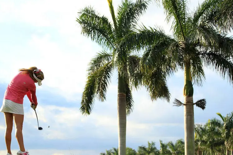 Jogadora de golfe em um campo de um Country Club de Boca Raton, na Flórida (Scott Halleran/Getty Images)