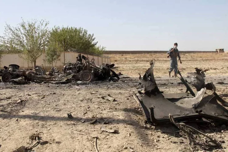 
	Campo de guerra no Afeganist&atilde;o: ainda &eacute; incerto se o helic&oacute;ptero foi derrubado deliberadamente, segundo a NBC
 (REUTERS/Stringer)