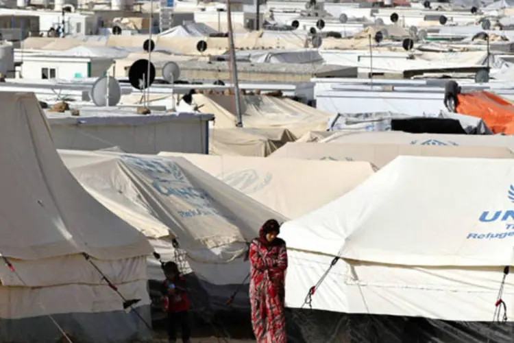 Uma refugiada síria em frente à sua barraca no campo de refugiados Al-Zaatri, em Mafraq (Muhammad Hamed/Reuters)