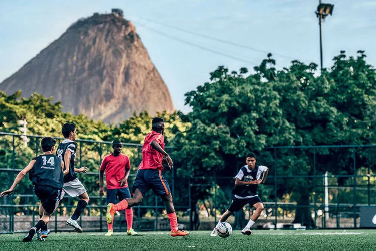 Campo de futebol construído pela Nike no Rio: estratégia para perenizar a marca na cidade (Caio Guatelli / EXAME)