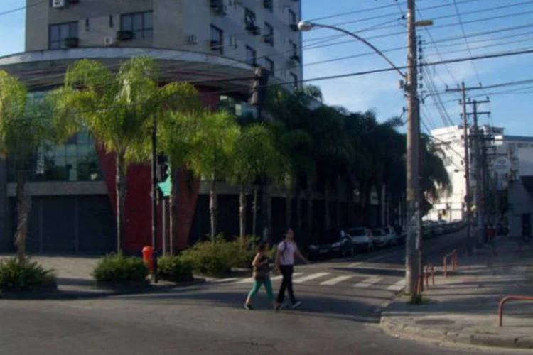 
	Rua em Campo Grande, bairro do Rio de Janeiro: &aacute;gua chegou a 2 metros de altura, deixando casas destru&iacute;das e ruas alagadas. Pelo menos sete pessoas ficaram feridas
 (Gil Barros/ Thiago de Azevedo/Wikimedia Commons)