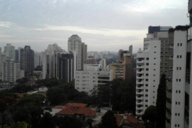 
	No Campo Belo, o protesto pedia melhorias no bairro e o fim das desapropria&ccedil;&otilde;es. Por volta das 10h30, quando os cerca de 500 manifestantes come&ccedil;aram a se dispersar, um pequeno grupo come&ccedil;ou a atirar pneu queimados e roj&otilde;es contra a Pol&iacute;cia Militar
 (Wikimedia Commons/BFsolda)