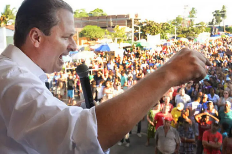 
	Eduardo Campos: &quot;E digo a todos, eu assevero Paulo C&acirc;mara, eu garanto por Paulo C&acirc;mara&quot; [candidato &agrave; sua sucess&atilde;o ao governo de Pernambuco]
 (Raul Buarque/SEI)